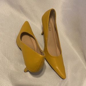 LUNNAH BELLA SIZE 9. Yellow pump  never worn